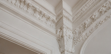 Heller Altbau-Wohnraum mit hohen Decken, warmem Naturlicht und elegantem Parkett