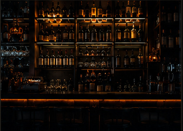 Warmes Restaurant-Interieur im Abendlicht